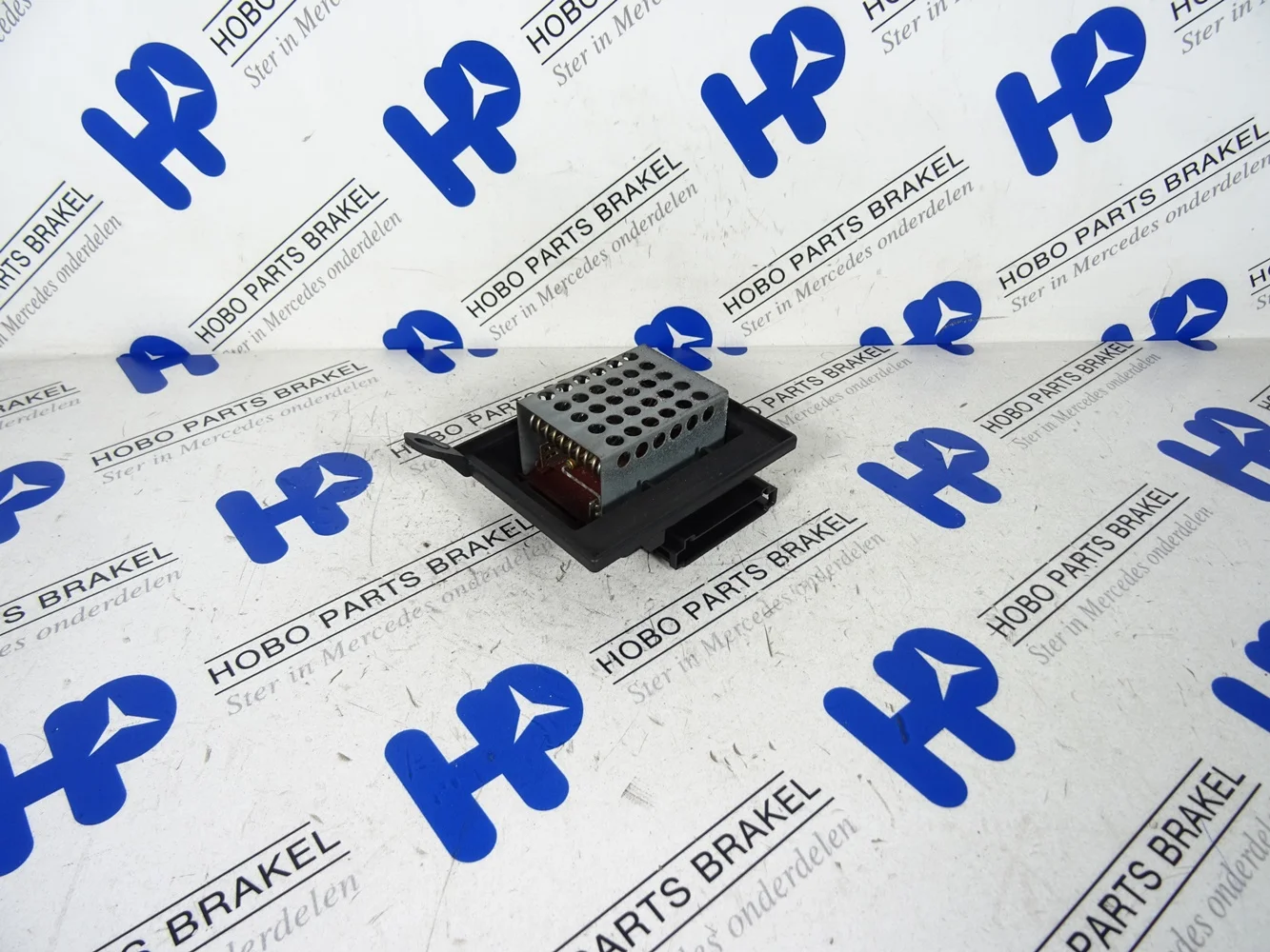 Blower motor resistor A 001 821 6560