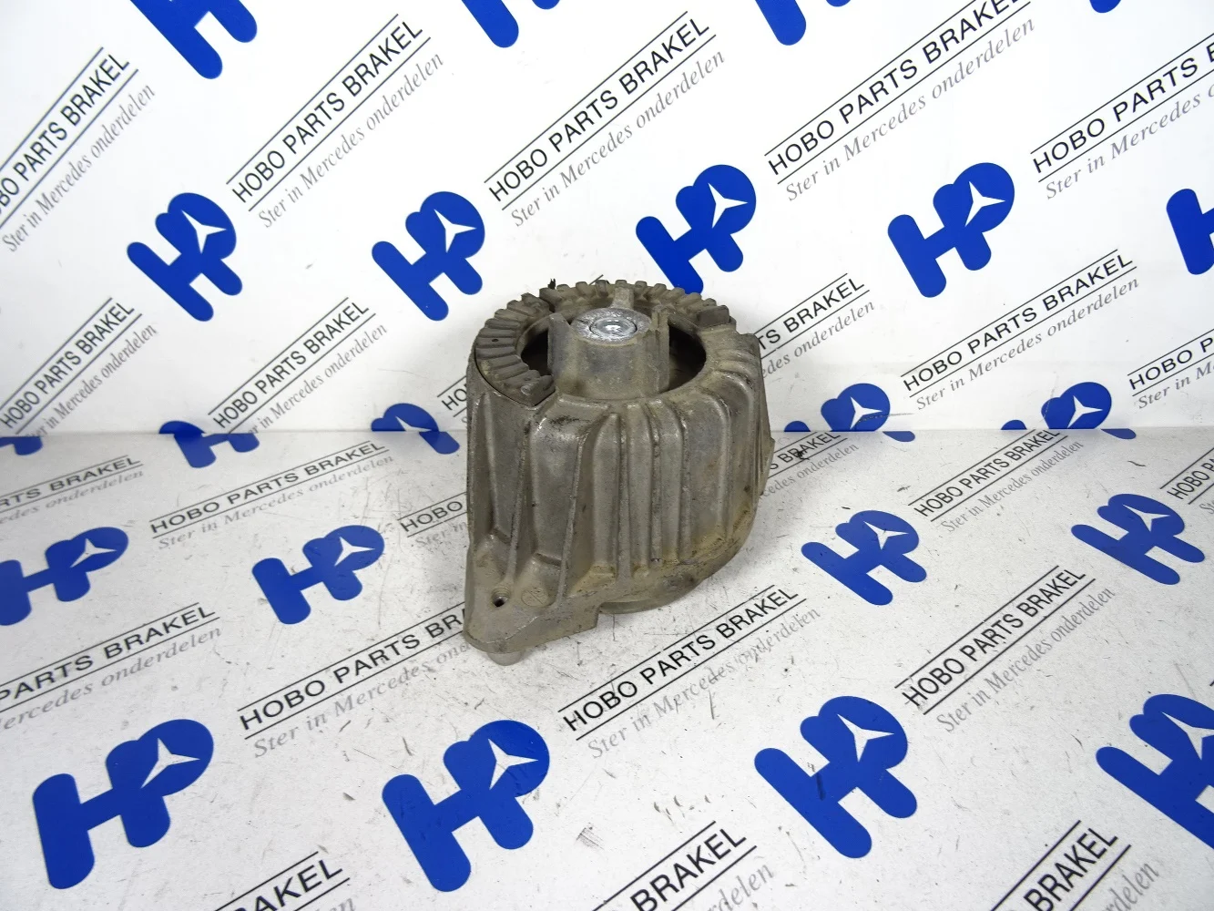 Engine mount A 204 240 0317 - A2042400317 - A2042400317