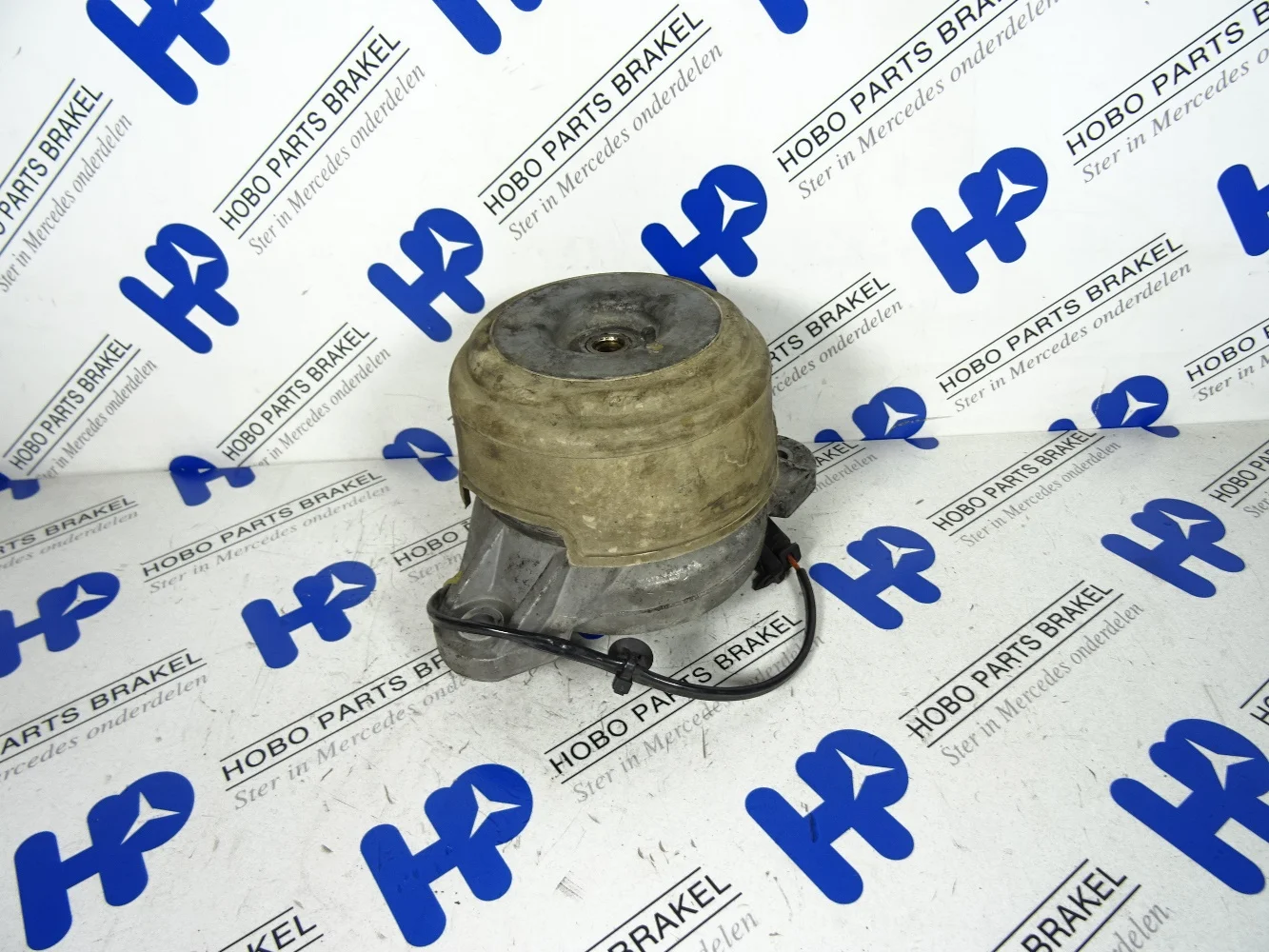 Engine mount A 204 240 1817 - A2042401817 - A2042401817