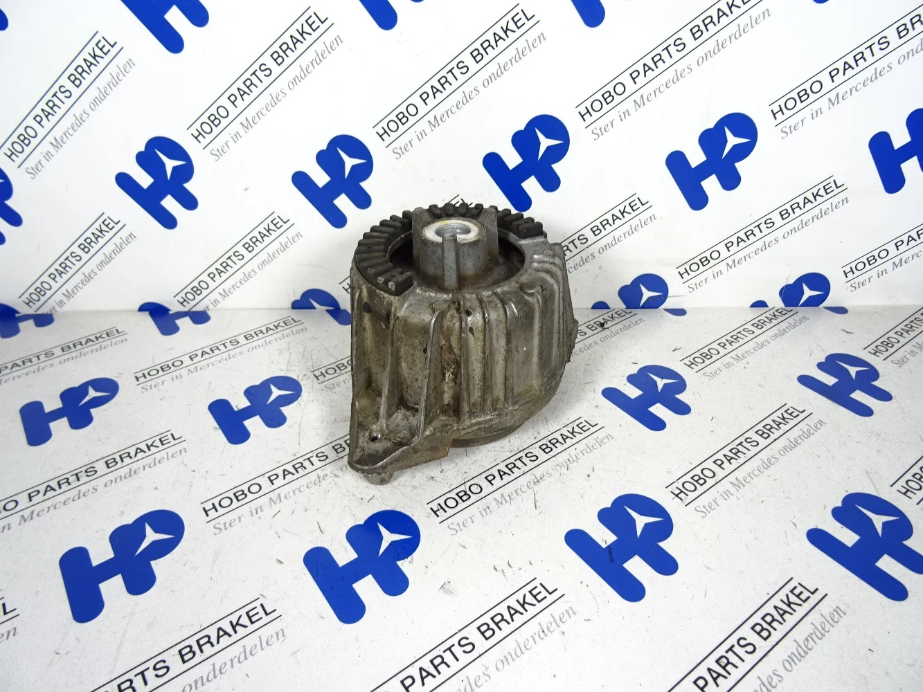 Engine mount A 204 240 5817 - A2042405817 - A2042405817