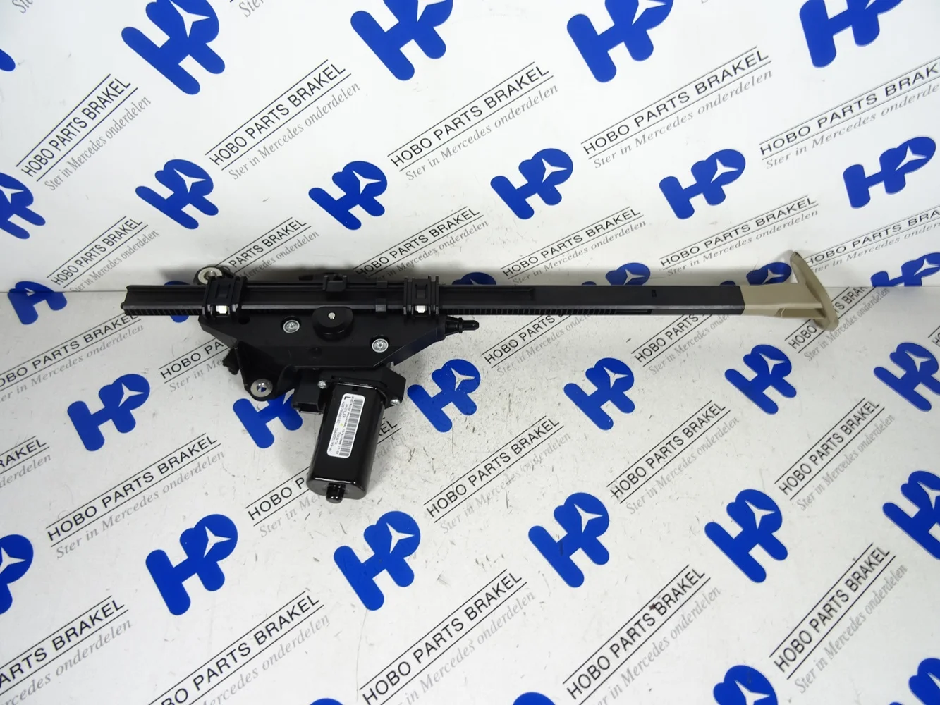 Seat belt extender A 207 860 0182. - A2078600182 1 - A2078600182-1