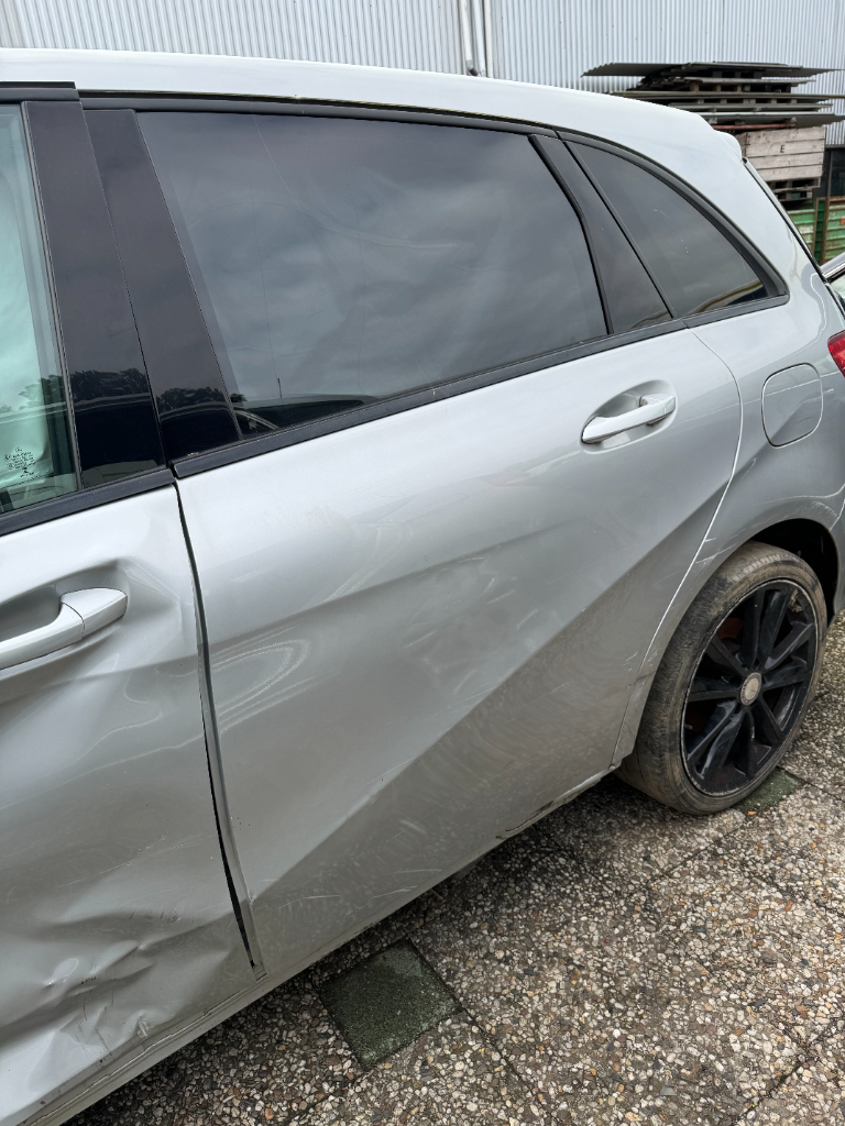 Portier linksachter Mercedes B-klasse w246 Zilver