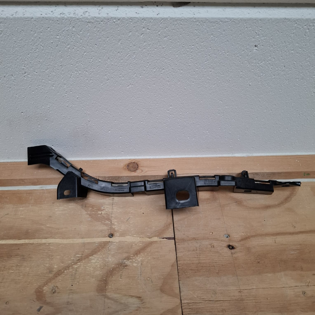 Bumper geleider A 906 889 0114 Rechts (Nieuw) - Article 16613 1 - A9068890114-N