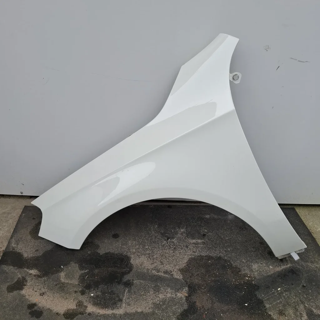 Spatbord A-klasse w176 Wit LV - Article 17005 1 - HPB0106